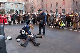 Defibrillatori, la simulazione in piazza Stradivari