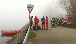 I vigili 'ripescano' una Twingo nel canale
