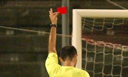 Insulti e sputi in campo: maxi-rissa da 20 giornate