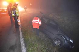 Troppa nebbia, non fa la curva e va nel fosso