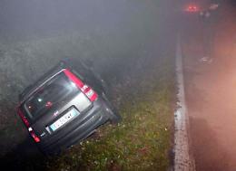 Auto fuori strada per la nebbia