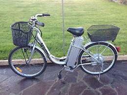 Cade dalla bici elettrica, donna all'ospedale