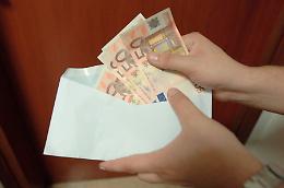 Trova 400 euro in strada e li restituisce