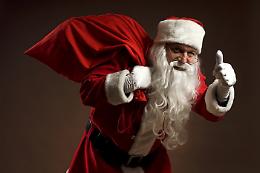 Famila, Babbi Natale inseguono e bloccano una ladra