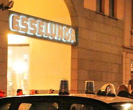 Tenta un furto all’Esselunga aiutato dal figlio di 10 anni, poi aggredisce gli addetti