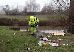 Rifiuti gettati dal finestrino, un chilometro di spazzatura
