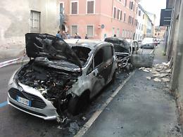 Alcol su due auto, rogo: sei mesi al 'bombarolo'