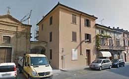 Picchiato dal coinquilino, va in caserma e finisce all'ospedale