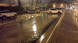 Parcheggio di via Stazione sott'acqua, protesta di Confcommercio
