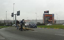 Camion perde il carico alla rotonda del Cremona Po