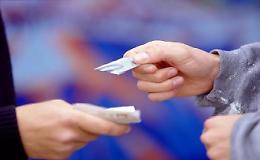 Spacciava cocaina ai giovani, pusher della movida arrestata dalla Squadra Mobile