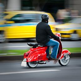 In motorino senza patente e assicurazione, denunciato