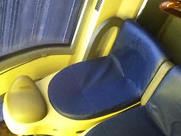 I sedili del treno zuppi d'acqua
