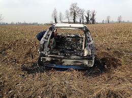 Auto rubata e incendiata