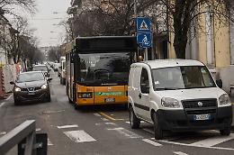 Bus in panne in via Diaz, traffico in tilt
