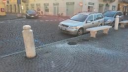 Danni con l'auto ai paracarri, l'autore è locale