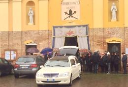 Femminicidio, il funerale di Cinzia quattro mesi dopo il delitto