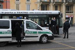 Donna presa a sassate mentre aspetta il bus