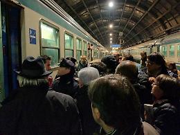 Bulli sul treno
scatenano il caos