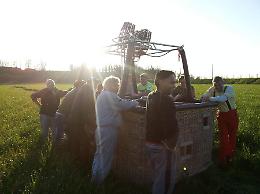 Azzanello, atterraggio di fortuna in mongolfiera: tutti salvi