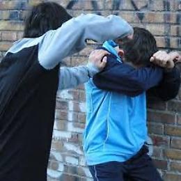 'Mio figlio pestato a sangue da un gruppo di coetanei'