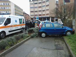 Auto fuori strada in piazza Cadorna, un ferito grave