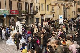 Sfilata principale rinviata
Ma è comunque carnevale
