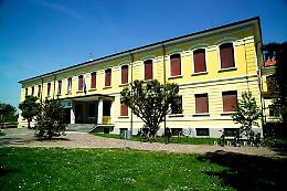 Cade l'intonaco dal soffitto nella scuola media