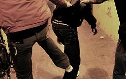 Aggredito e preso a calci in mezzo alla strada