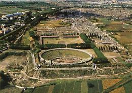 A Pompei sale su tetto Terme per scattare foto