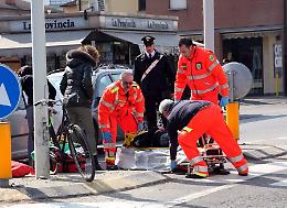 Una 14enne investita in bici da un'auto tamponata