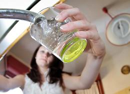 Acqua: qualità alta ma italiani la preferiscono in bottiglia