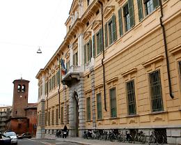 "Palpeggiò la minorenne"