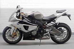 Furto in un garage, via con una moto Bmw S 1000 RR