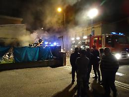 Incendio nel 'solito' deposito di via Madonnina
