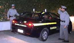 Fuga e inseguimento nella notte, droga gettata nel canale