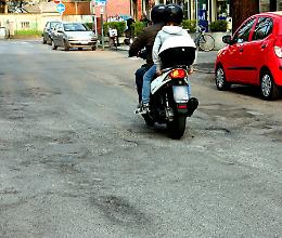 Le buche in via Mincio a Cremona