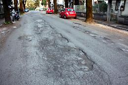 Via Mincio è un colabrodo, sale la protesta dei residenti