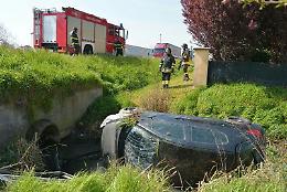 Scontro tra due auto lungo la Sabbionetana, una va nel fosso 