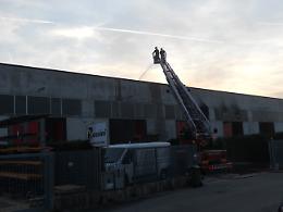 Spaventoso incendio in zona industriale