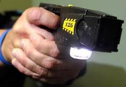 Ubriaco minaccia i carabinieri con un coltello, bloccato con il taser e arrestato