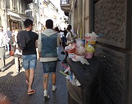 Cestini stracolmi di sporcizia per le strade del centro
