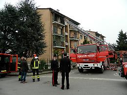 L'intervento dei vigili del fuoco e l'evacuazione della palazzina