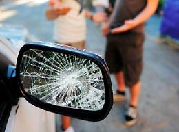 Vandali sulle auto in sosta, staccati gli specchietti