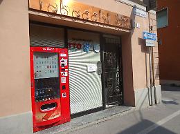 Maxi furto in tabaccheria: via sigarette, gratta e vinci, denaro e bibite