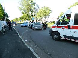 Auto piomba su una vettura in sosta, il conducente era appena sceso