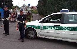 Bucano le gomme all'auto dei vigili, denunciati due ultra 50enni