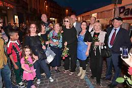 Iva Zanicchi per Ferroni, bagno di folla