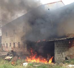 Fiamme e paura in una azienda agricola