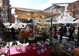 Mini tromba d'aria sul mercatino, caos tra gli stand e danni